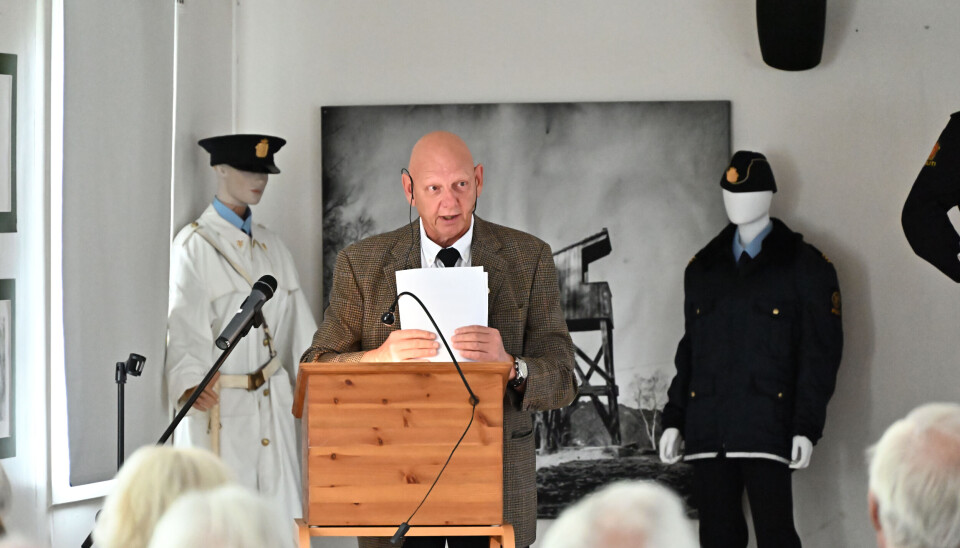 STOR INTERESSE:– Det var stinn brakke under åpningen av utstillingen i august. Utstillingen har blitt godt mottatt, sier Knut Nysæter, som har lånt ut politiuniformene sine til utstillingen.