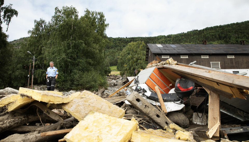 SKRAPHAUG: Restene fra
gårdsbygningene til politioverbetjent
Pål Kasper Mikkelrud ligger
knust og knøvlet tilbake etter
at enorme vann og jordmasser pløyde seg gjennom hagen hans.