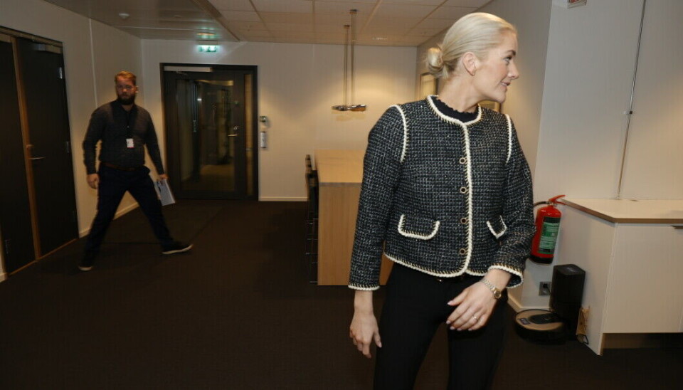 ALLEREDE I GANG: Justis- og beredskapsminister Emilie Enger Mehl mener regjeringen allerede er i gang med å ta grep for å rydde opp i de utfordringene som norsk politi står oppe i. I bakgrunnen er en politisk rådgiver. ALLEREDE I GANG: Justis- og beredskapsminister Emilie Enger Mehl mener regjeringen allerede er i gang med å ta grep for å rydde opp i de utfordringene som norsk politi står oppe i. I bakgrunnen er en politisk rådgiver.
