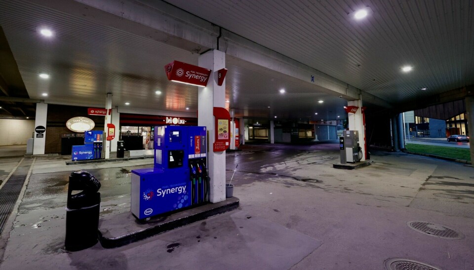 OKTOBER 2022: En politibetjent fra Sør-Øst politidistrikt ble tiltalt av Spesialenheten for grov kroppskrenkelse ved en pågripelse ved denne kombinerte Deli de Luca-fillialen og Esso-stasjonen i Kongsberg sentrum natt til 30. oktober 2022 OKTOBER 2022: En politibetjent fra Sør-Øst politidistrikt ble tiltalt av Spesialenheten for grov kroppskrenkelse ved en pågripelse ved denne kombinerte Deli de Luca-fillialen og Esso-stasjonen i Kongsberg sentrum natt til 30. oktober 2022