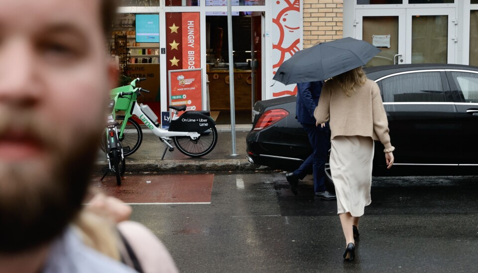 VILLE STANSE FOTOGRAFERING: Justisminister Emilie Enger Mehl på vei til neste avtale etter intervjuet med Politiforum. I forgrunnen politisk rådgiver Torleik Svelle (Sp), som ville at Politiforum ikke skulle ta bilde av statsrådsbilen.