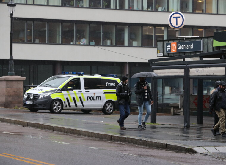 En uniformert patruljebil på Grønland i Oslo. Bildet er et illustrasjonsfoto.