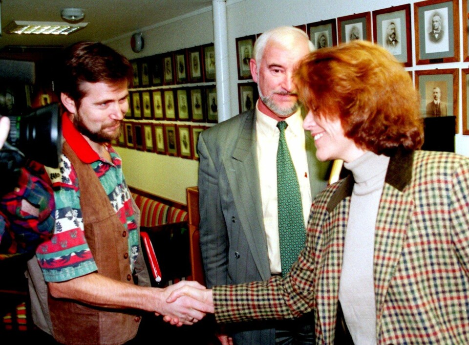 1. november 1994: Arne Johannessen hilser på justisminister Grete Faremo, kameraer på slep og leder av Norsk politiforbund, Terje Ødegård, som tilskuer. Bakteppet er lønnskonflikten i politietaten dette året.