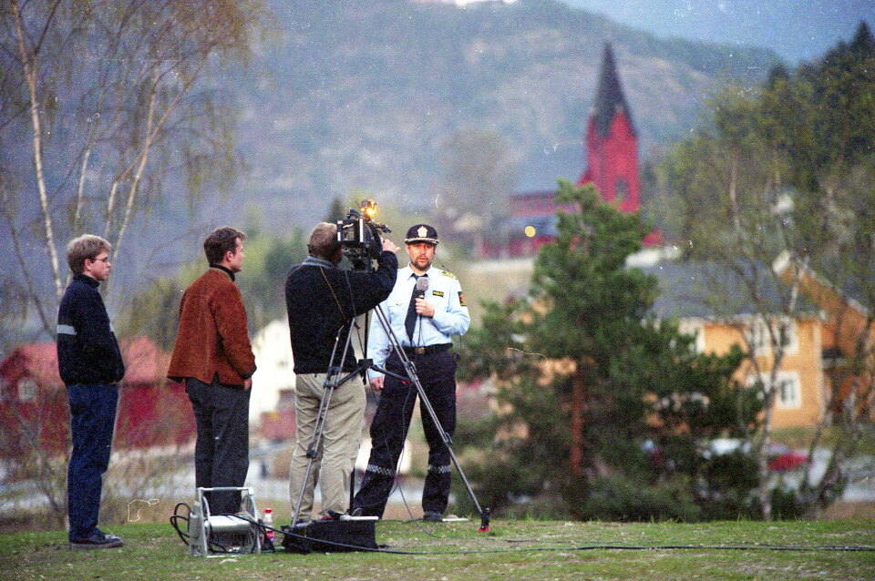 Våren 1999: Lensmann Arne Johannessen blir intervjuet av «Redaksjon 21» i etterkant av drapet på Arve Beheim Karlsen.