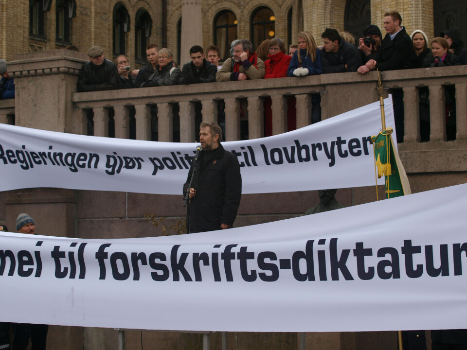 25. mars 2009: Arne Johannessen holder appell foran Stortinget i forbindelse med den betente politikonflikten, med flere hundre uniformerte politifolk som tilhørere.