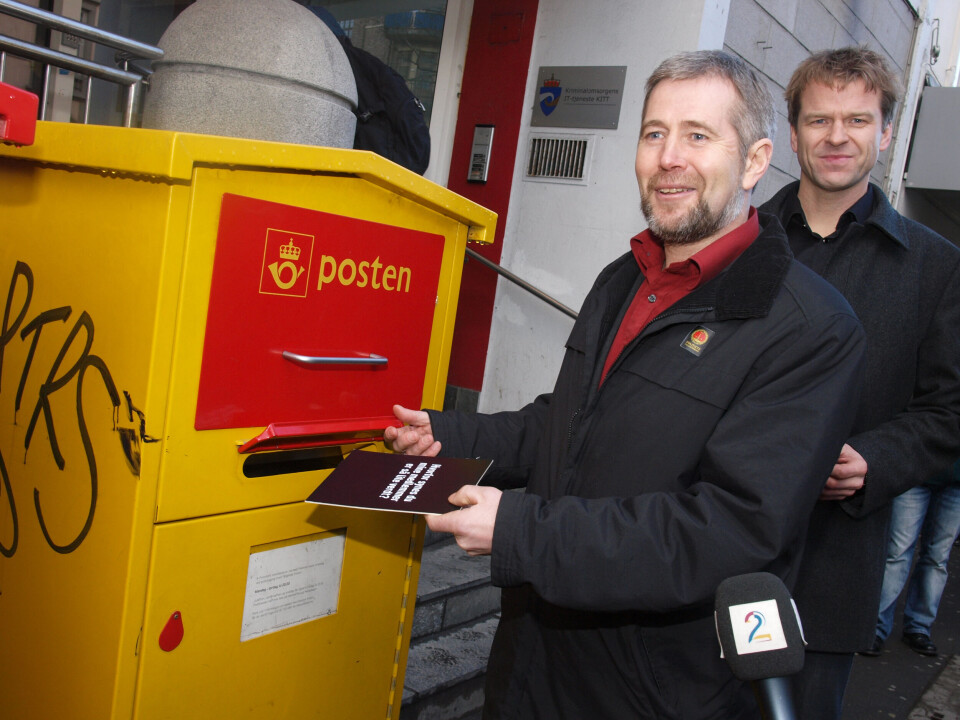 Mars 2008: Arne Johannessen og Sigve Bolstad, daværende leder av Oslo politiforening, under Politiets Fellesforbunds postkortaksjon, hvor politifolk over hele landet sendte postkort til statsministerens kontor i en kampanje for å få høyere lønn.