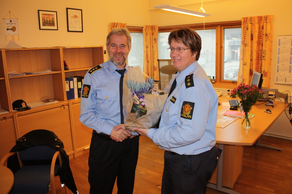 Desember 2014: Arne Johannessen får blomster fra Brit Bruigard når han returnerer til jobben som lensmann i Sogndal etter mange års fravær.