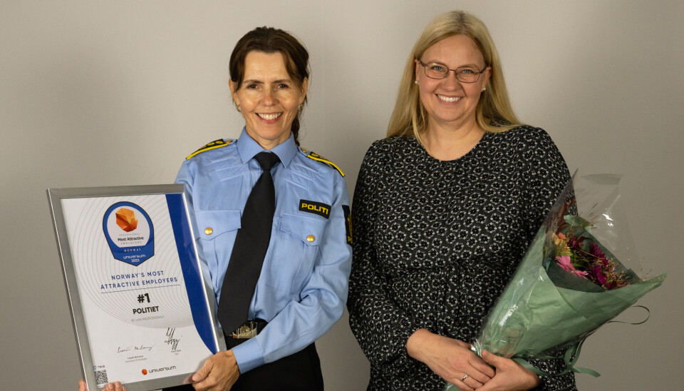 SPENNENDE SAMFUNNSOPPDRAG: - Det er veldig hyggelig, og en tillitserklæring, at politiet for syvende år på rad topper Universums kåring av Norges mest attraktive arbeidsgiver for jurister, sier påtaleleder Beate Sand (t,.) i Oslo politidistrikt. Hun tok i mot prisen på vegne av etaten, sammen med fungerende HR-direktør May Kristin Fønnebø i Oslo politidistrikt. SPENNENDE SAMFUNNSOPPDRAG: - Det er veldig hyggelig, og en tillitserklæring, at politiet for syvende år på rad topper Universums kåring av Norges mest attraktive arbeidsgiver for jurister, sier påtaleleder Beate Sand (t,.) i Oslo politidistrikt. Hun tok i mot prisen på vegne av etaten, sammen med fungerende HR-direktør May Kristin Fønnebø i Oslo politidistrikt.