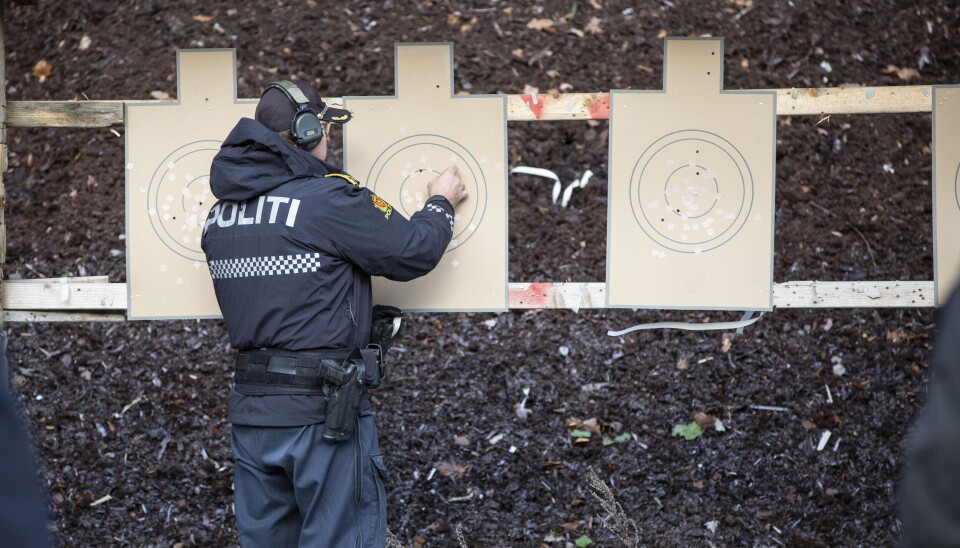 Illustrasjonsfoto: En våpeninstruktør under skytetrening.