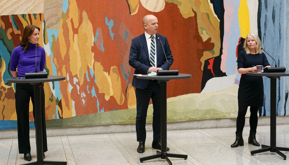 Finansminister Trygve Slagsvold Vedum, arbeids- og sosialminister Tonje Brenna (Ap) og SV-leder Kjersti Bergstø presenterer budsjettenighet i Vandrehallen på Stortinget.
