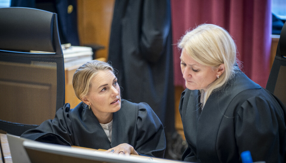 Statsadvokatene Thale Thomseth (t.v.) og Nina Grande i en pause under påtalemyndighetens prosedyre i ankesaken i Gulating lagmannsrett mot mannen som er tiltalt for å ha drept 17 år gamle Birgitte Tengs i mai 1995.