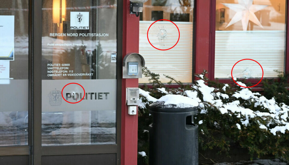 FEM SKUDD: Det var torsdag formiddag at politiet oppdaget skuddhullene i fasaden på politistasjonen i Åsane.