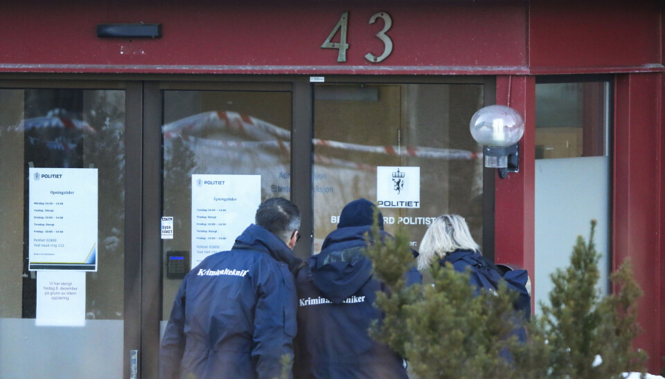 PÅ PLASS: Krimteknikere undersøker kulehull, som torsdag formiddag ble oppdaget i fasaden på Bergen nord politistasjon.