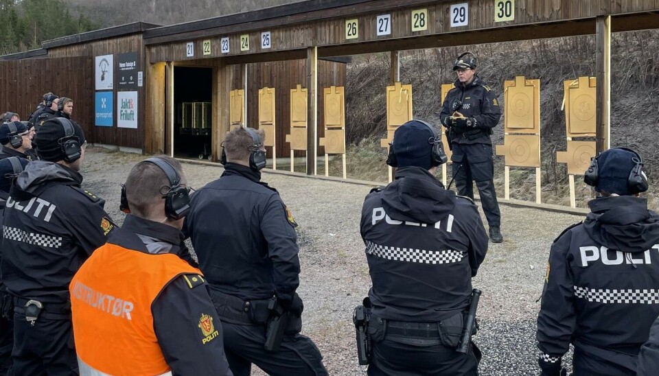 Instruktører fra Agder politidistrikt var de første som fikk opplæring i det nye våpenet.