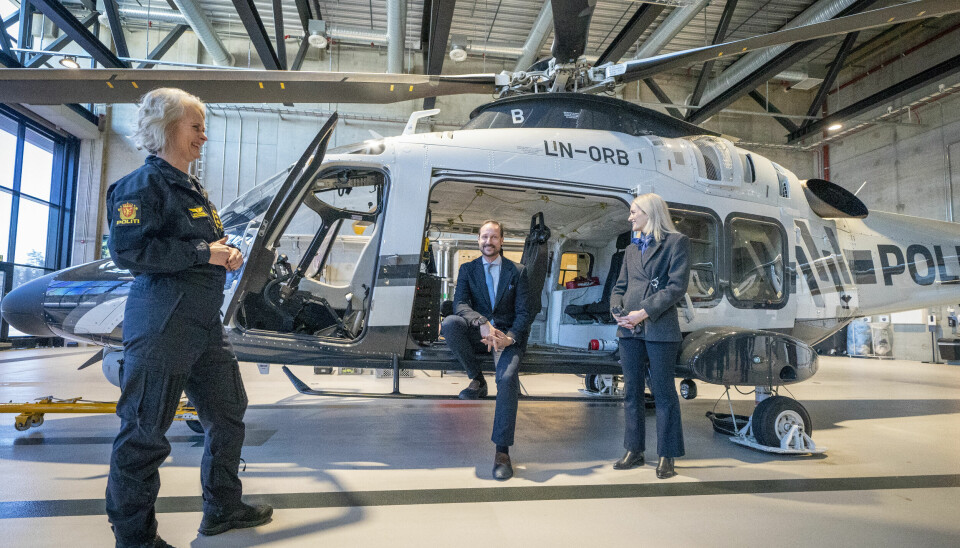 Sjef for Politiets helikoptertjeneste, Hilde Hognestad Straumann, viser kronprins Haakon og justis- og beredskapsminister Emilie Enger Mehl politiets Leonardo AW169 helikopter.