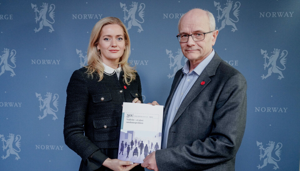 LEVERTE RAPPORT: Kommuneoverlege i Sandefjord, Ole Henrik Augestad, leder i voldtektsutvalget overleverer sin utredning til justis- og beredskapsminister Emilie Enger Mehl.