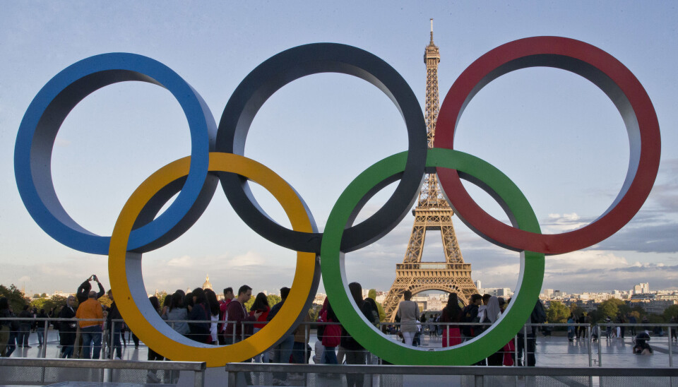 De olympiske ringene foran EIffeltårnet i Paris.