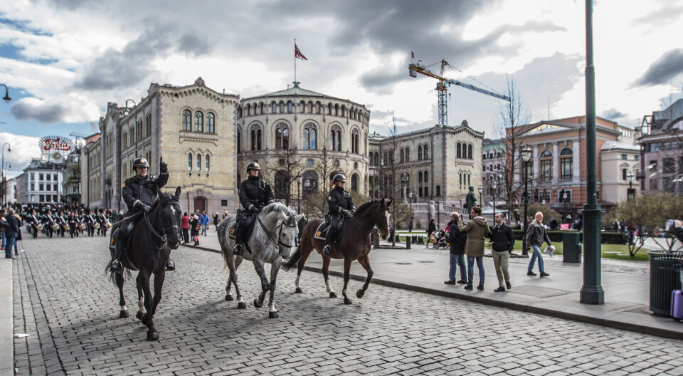Ridende politi foran Stortinget.