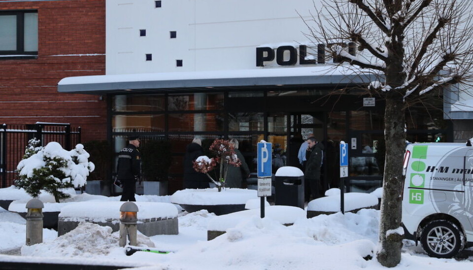 LETER ETTER NØDUTGANG: Mange ansatte i Sør-Vest søker aktivt andre jobber i et forsøk på å komme seg bort fra distriktet. Her ansatte på vei tilbake på jobb etter å
ha evakuert politihuset i Stavanger da brannalarmen gikk 19. januar i år. Denne gangen var det falsk alarm.