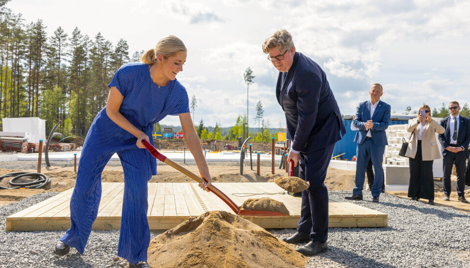 Justis- og beredskapsminister Emilie Enger Mehl (Sp) og hennes svenske kollega Gunnar Strömmer tar det første spadetaket som markerer starten på bygging av en svensk-norsk politistasjon på Magnormoen, på selve grenselinja mellom Norge og Sverige.