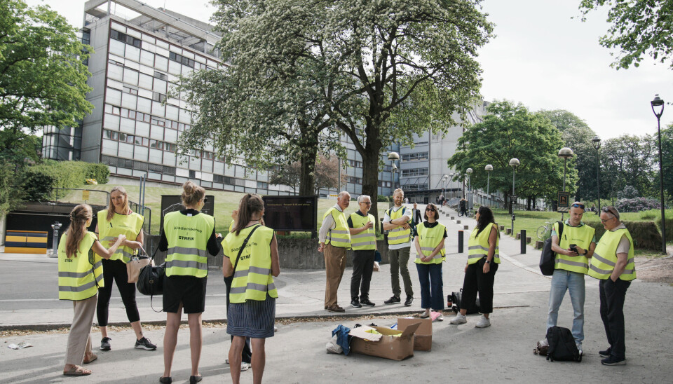 Ansatte i politiet som er organisert i Akademikerne, streiker utenfor Politihuset i Oslo.
