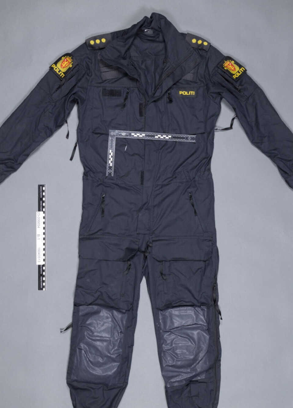 Macheten gikk gjennom uniformen på høyre side av magen.