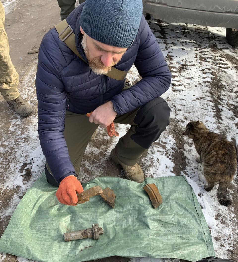 FUNN: Her gjennomgår en militærekspert
funn fra raketten på åstedet