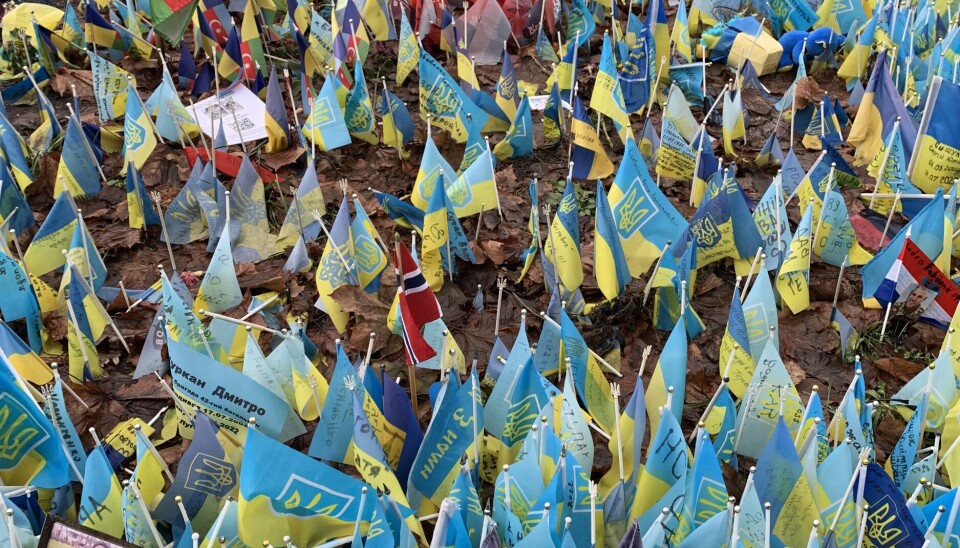 KRIGENS PRIS: Det har gått med mange
menneskeliv i Ukraina, og ukrainerne har
innført en praksis med å sette ned et flagg
fra nasjonen de døde kommer fra.