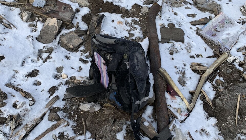 TRIST: Det gjorde sterke inntrykk for familiefaren
Rana å se skolesekkene, lesebøkene og
leketøyene til de tre barna som bodde her.