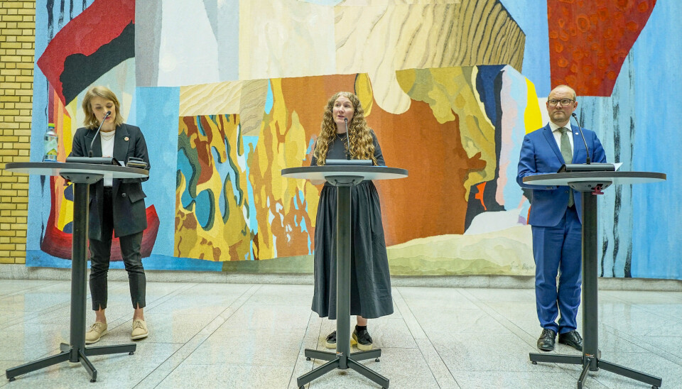 Kari Elisabeth Kaski (SV) Eli Tuva Moflag (Ap) og Ole André Myhrvold (Sp) på pressekonferansen om revidert nasjonalbudsjett i Vandrehallen på Stortinget.
