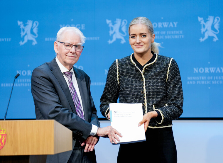 Daværende justis- og beredskapsminister Emilie Enger Mehl mottok utredningen fra Rushåndhevingsutvalget fra utvalgsleder Hans-Petter Jahre.