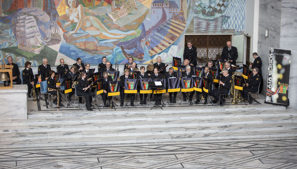 Oslo politiorkester under avgangsseremonien for politistudentene i Oslo rådhus.