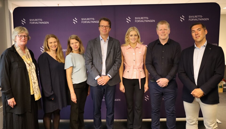 DET NYE VARSLINGSOMBUDET: Det nye ombudet ledes av professor Markus Hoel Lie (i midten). Her sammen med justisminister Emilie Enger Mehl, resten av ombudets medlemmer og direktør Siv Hallgren i Statens sivilrettsforvaltning.