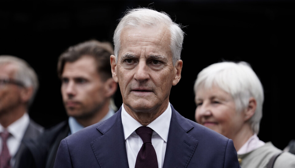 MINNEMARKERING: Statsminister Jonas Gahr Støre under minnemarkeringen på minnestedet foran Høyblokka i Regjeringskvartalet, 13 år etter terrorangrepet 22. juli 2011.