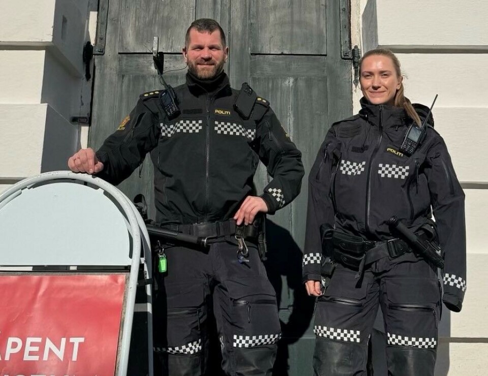 SAMARBEID: Politibetjent Kristian Akselsen og Anne Eline Wiggen fra Snapchat-kanalen til UP Midt-Norge på besøk hos Justismuseet.