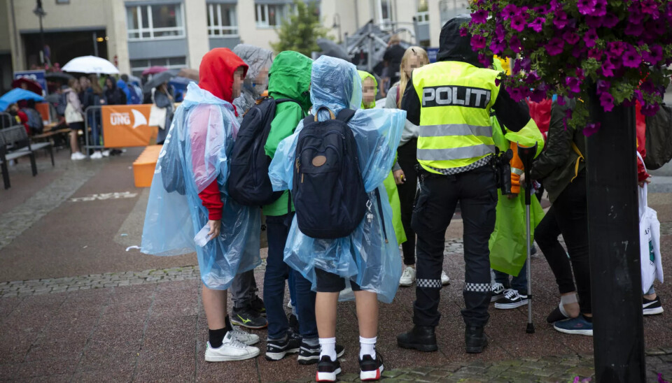 Politiet må være mer til stede på landets ungdomskoler, mener innleggsforfatteren. Bildet er tatt i en annen sammenheng, når politiet møter ungdom under Arendalsuka.