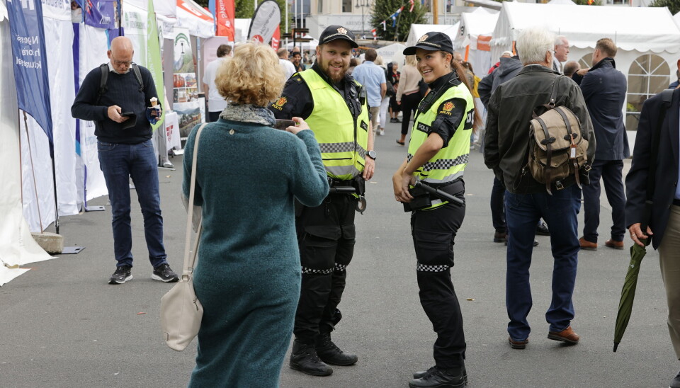 KONTAKT: Politiet under Arendalsuka tirsdag 13. august 2024.