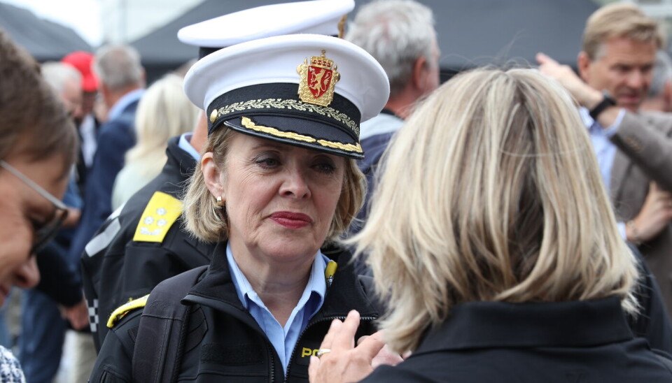 Politidirektør Benedicte Bjørnland i samtale med PF-leder Unn Alma Skatvold på Arendalsuka tirsdag 13. august 2024. Til venstre forbundssekretær Linda Verdal.