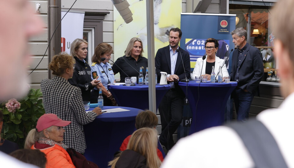 DISKUTERTE TILLITEN: Debattleder Trude Teige (t.v), politidirektør Benedicte Bjørnland, politimester Kjerstin Askholt i Agder, PF-leder Unn Alma Skatvold, leder Helge Andre Njåstad (Frp) i Stortingets justiskomite og stortingsrepresentantene Ingunn Foss (H) og Odd Harald Hovland (Ap) fra Stortingets justiskomite.