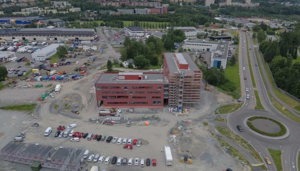 BYGGEPLASS: Slik så den kommende politistasjonen ut i juli.