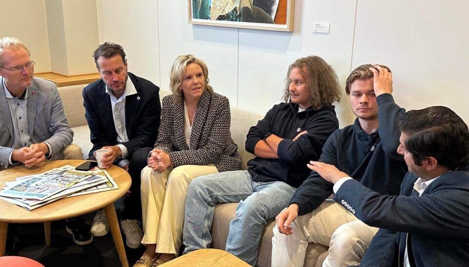 Tor Andre Johnsen (t.v), Helge André Njålstad, Sylvi Listhaug og Himanschu Gulati fra FRP møtte to av guttene fra FPU, som ble angrepet. Sylvi Listhaug, Helge André Njålstad, Himanschu Gulati og Tor Andre Johnsen møter to av guttene fra FPU som ble angrepet av en guttegjeng.
