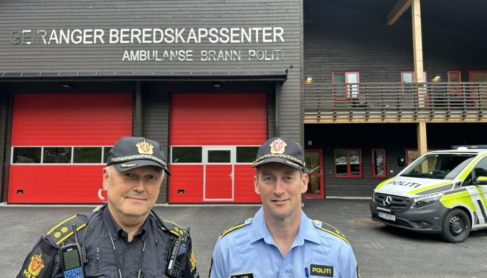 Innsatsleder i Møre og Romsdal politidistrikt, Jon Tommy Flo, og Tony André Gjerde, tjenestestedsleder for politiet i Sykkylven og Stranda, foran Geiranger beredskapssenter.