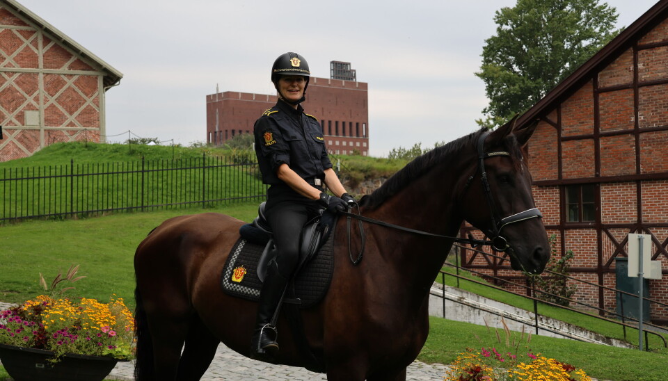 NY KOLLEGA: Åsta Lytskjold, fagansvarlig for hest i Oslo politidistrikt, på Oslos nye politihest Odin.
