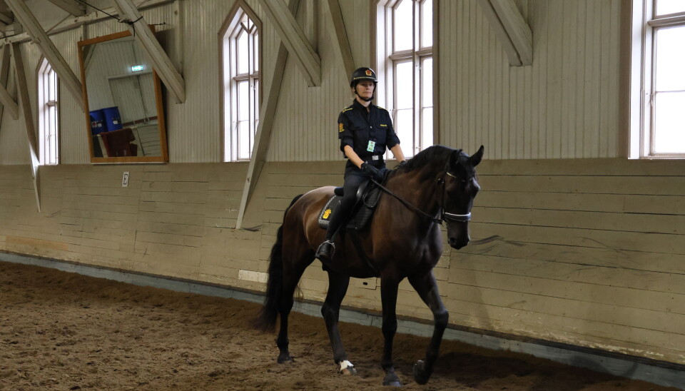 Odin (7) med Åsta Lytskjold på ryggen.