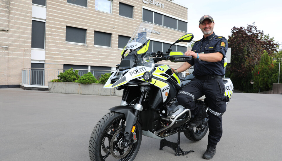 NYTT VERKTØY: Truls Hjortnæs, fag og materiellansvarlig i trafikkorpset i Oslo, viser fram en av de ti nye motorsyklene de har fått til bruk i tjenesten.