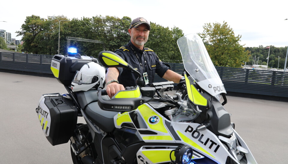 Truls Hjortnæs i trafikkorpset i Oslo, forteller at denne motorsykkelen blant annet hjelper politiet å kjøre tryggest mulig i høye hastigheter.
