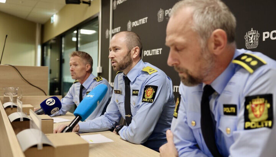 Fra v. påtaleleder Terrje Kaddeberg Skaar, visepolitimester Morten Sjustøl og etteretningsleder Torgeir Winsnes fra Agder politidistrikt under pressekonferansen dreier seg om aksjonen mot et kriminelt nettverk som ble gjennomført tirsdag.