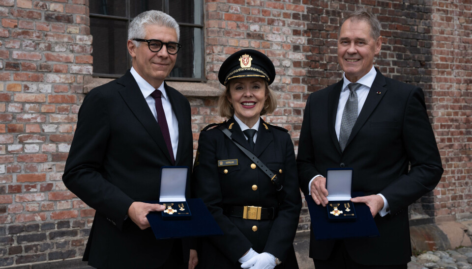HENGER HØYT: I dag tildelte politidirektør Benedicte Bjørnland politiets hederskors til Anders Thornberg, tidligere Rikspolitisjef i Sverige, og Seppo Kolehmainen, tidligere politidirektør i Finland.