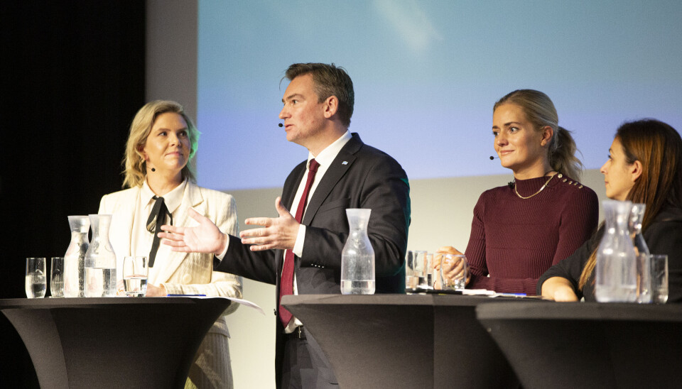 DISKUTERTE BEVÆPNING: Politisk debatt onsdagen på PFs landsmøte. Fra venstre: Sylvi Listhaug (Frp), Henrik Asheim (H), Emilie Enger Mehl (Sp) og Hadia Tajik (Ap).
