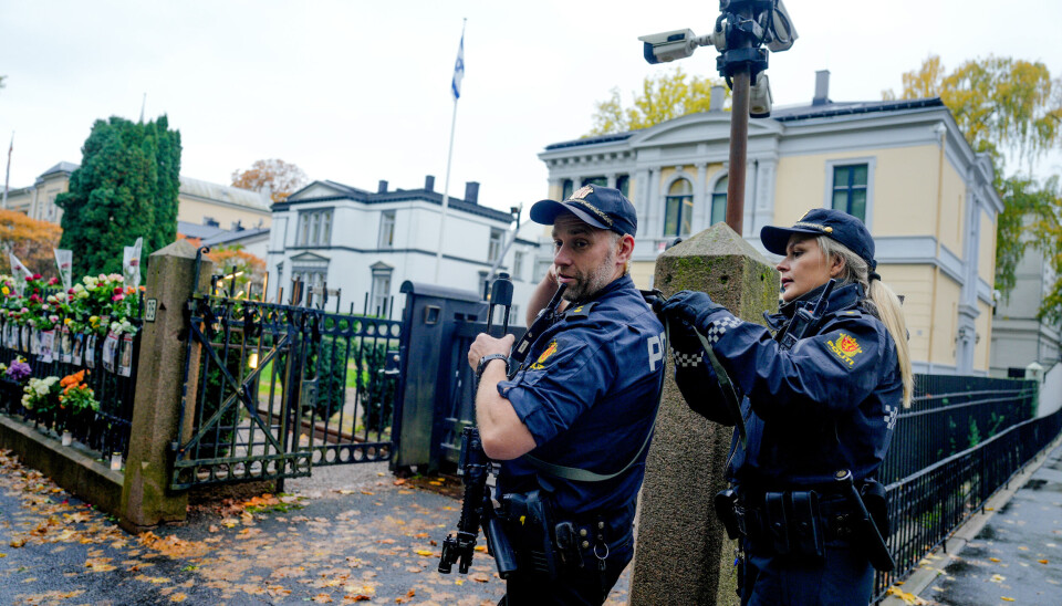 Politiet står vakt utenfor Israels ambassade i Oslo.